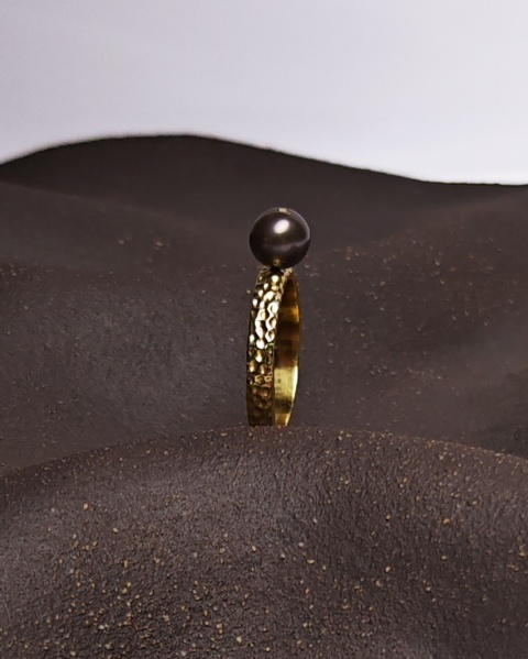 Pierścionek Glam, Perła na nicie, ciemna, mosiądz