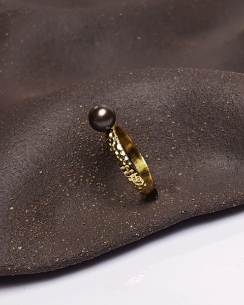 Pierścionek Glam, Perła na nicie, ciemna, mosiądz