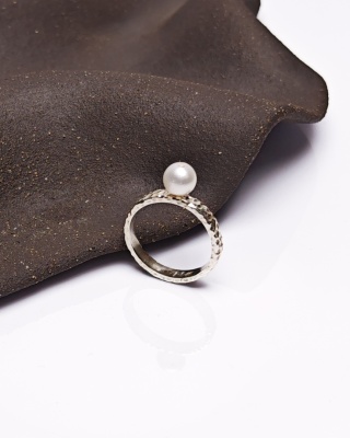 Pierścionek Glam, Perła na nicie, srebro