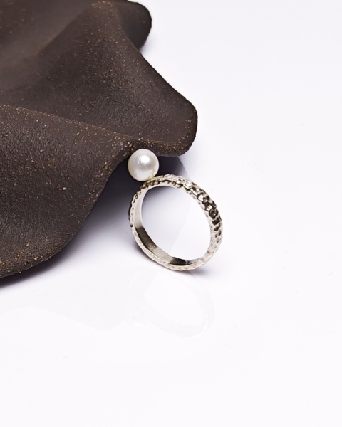 Pierścionek Glam, Perła na nicie, srebro