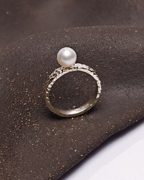 Pierścionek Glam, Perła na nicie, srebro